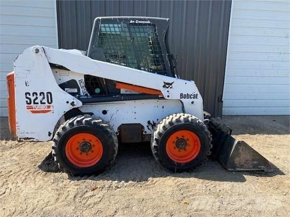 Bobcat S220 滑移装载机