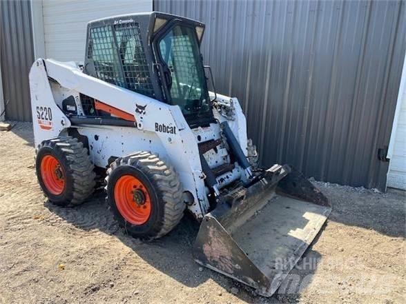 Bobcat S220 滑移装载机