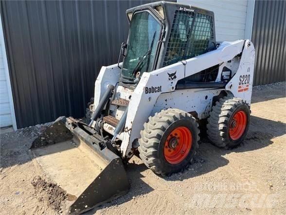 Bobcat S220 滑移装载机