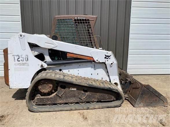 Bobcat T250 滑移装载机