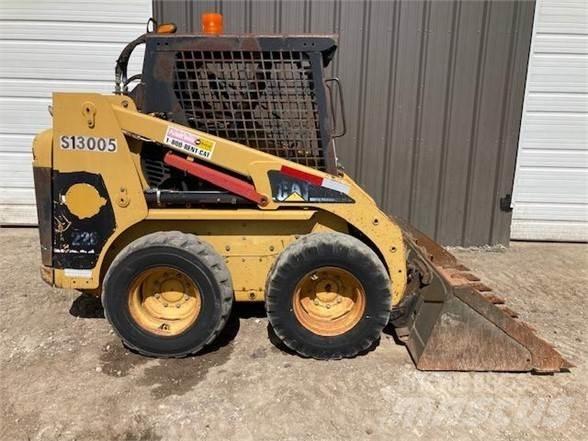 CAT 228 滑移装载机