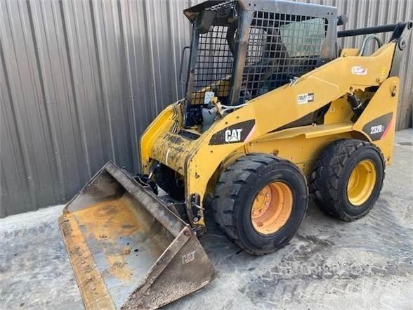 CAT 232B2 滑移装载机