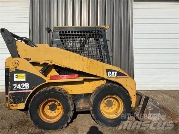 CAT 242B 滑移装载机