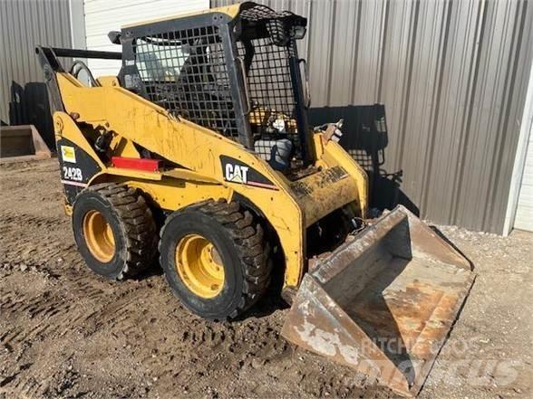 CAT 242B 滑移装载机