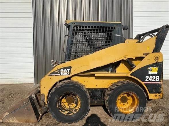 CAT 242B 滑移装载机