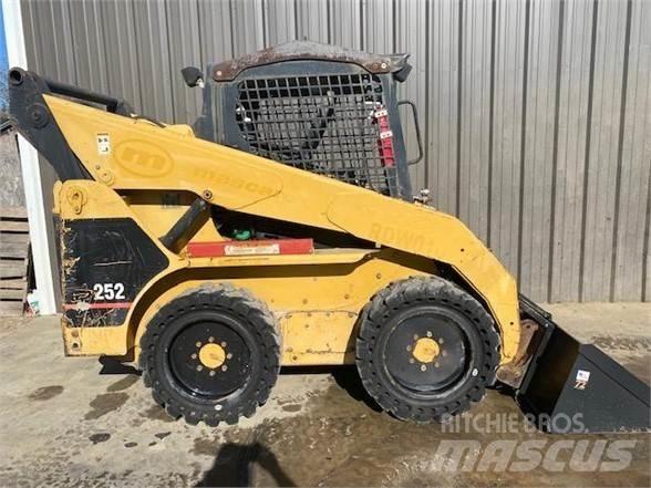 CAT 252 滑移装载机