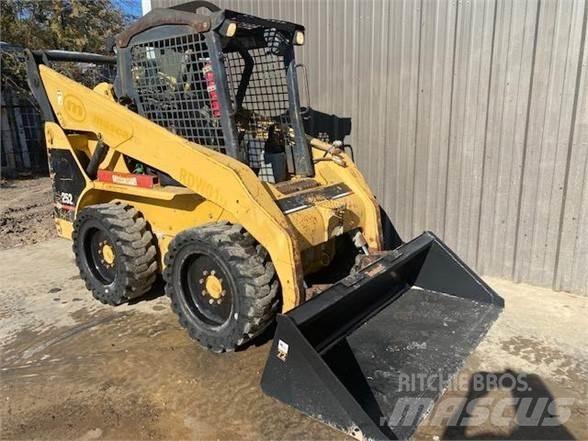 CAT 252 滑移装载机