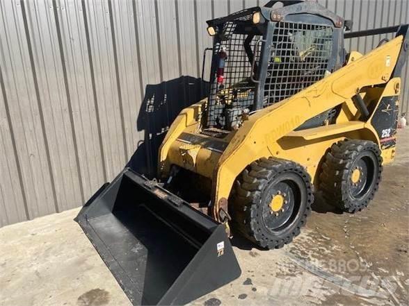 CAT 252 滑移装载机