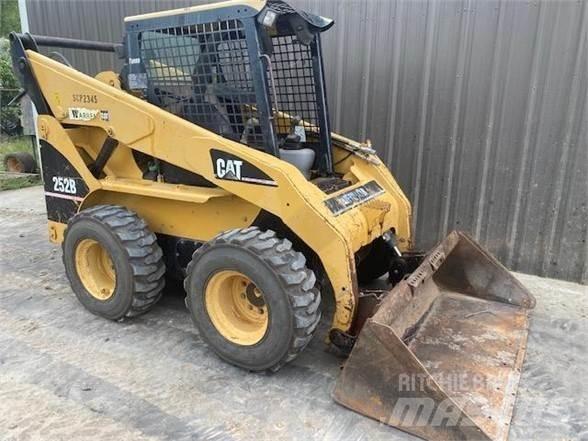 CAT 252B 滑移装载机