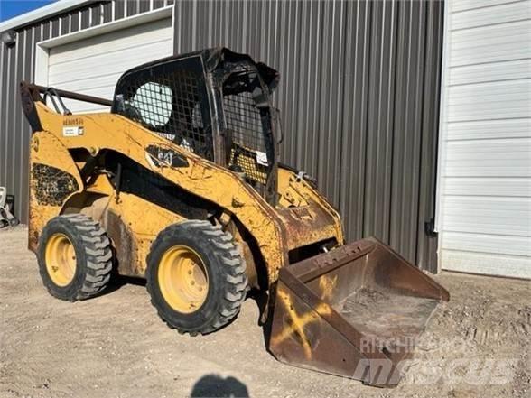 CAT 272C 滑移装载机