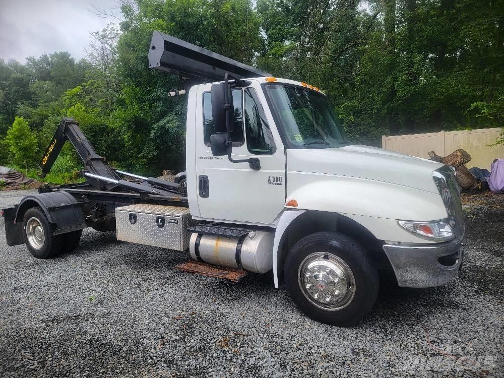 International 4300 工程吊钩车