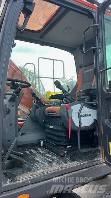 Doosan DX140W-5 轮式挖掘机