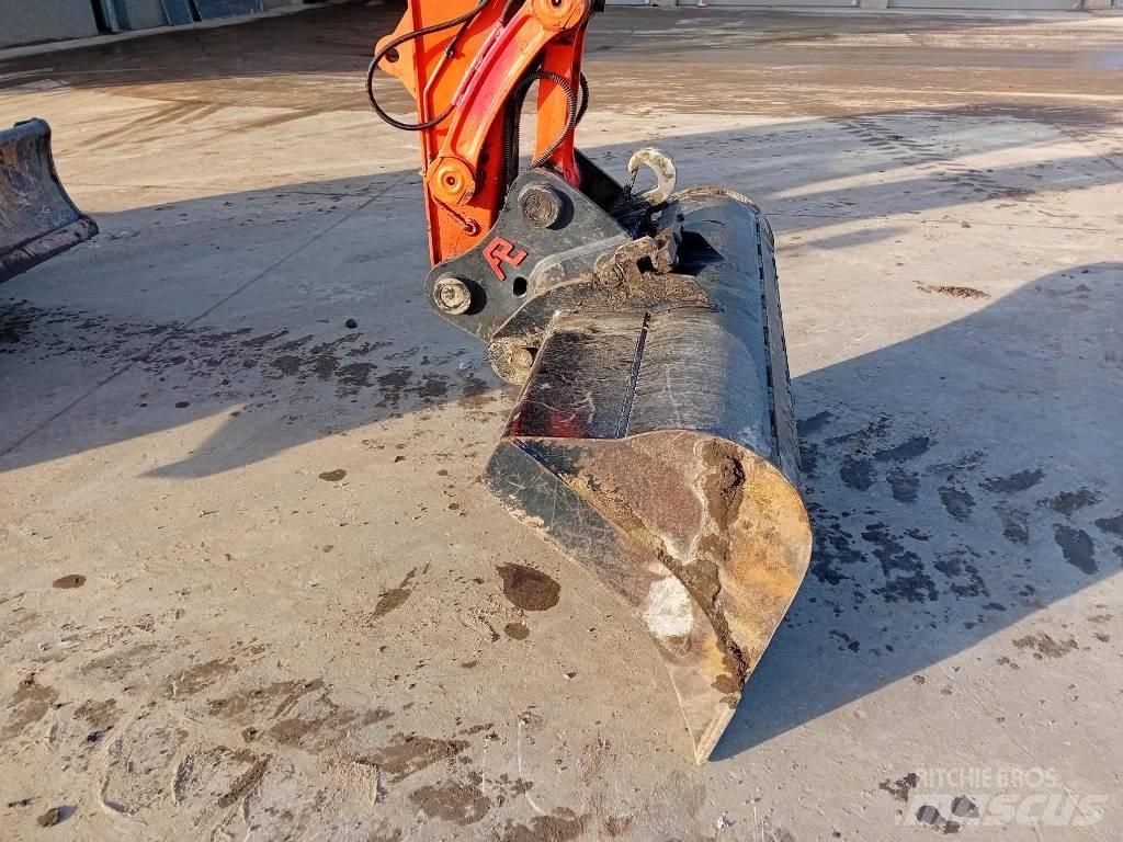Kubota KX 080 中型挖掘机