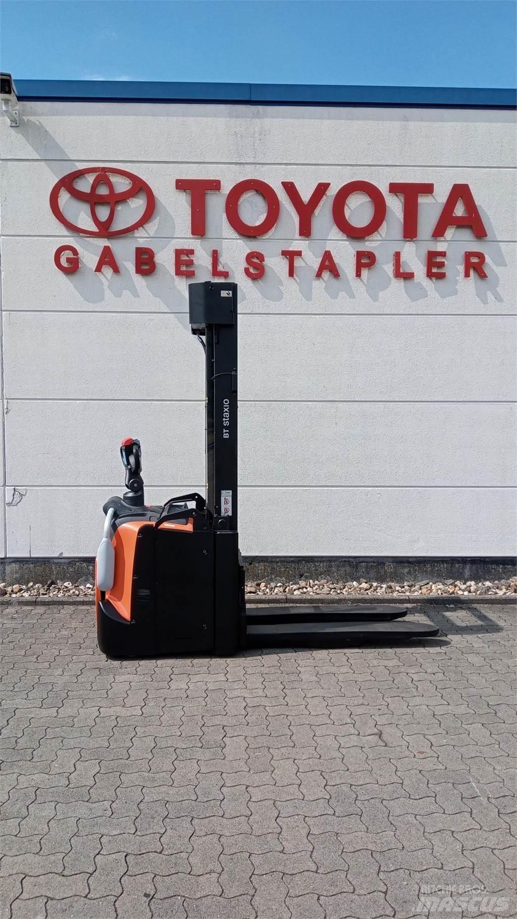 Toyota SWE160L 手推堆垛车
