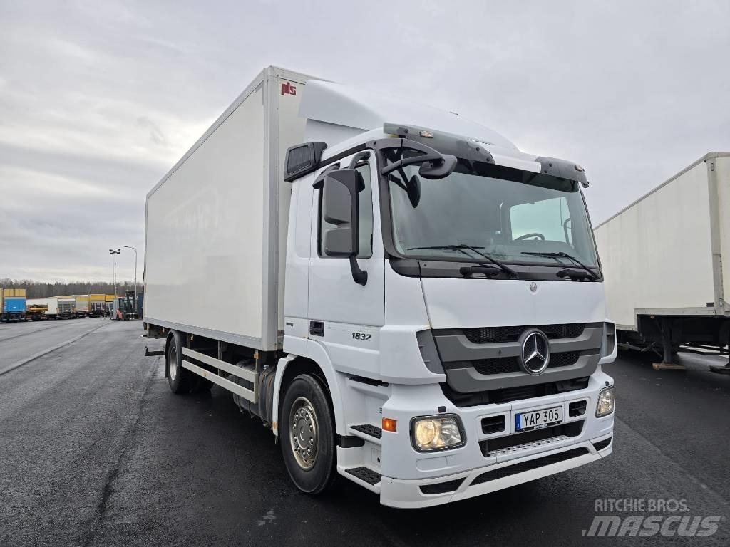 Mercedes-Benz 1832 厢式货车