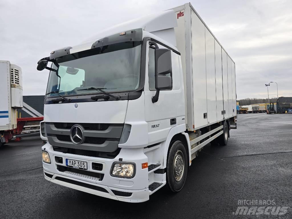 Mercedes-Benz 1832 厢式货车