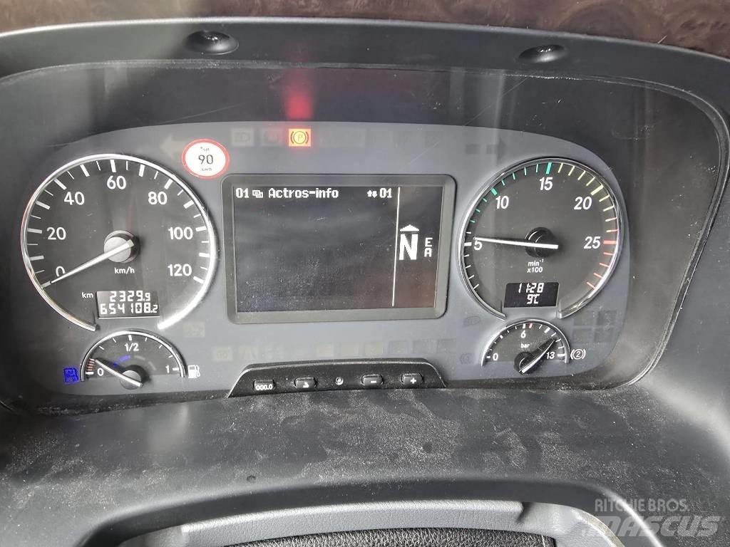 Mercedes-Benz 1832 厢式货车