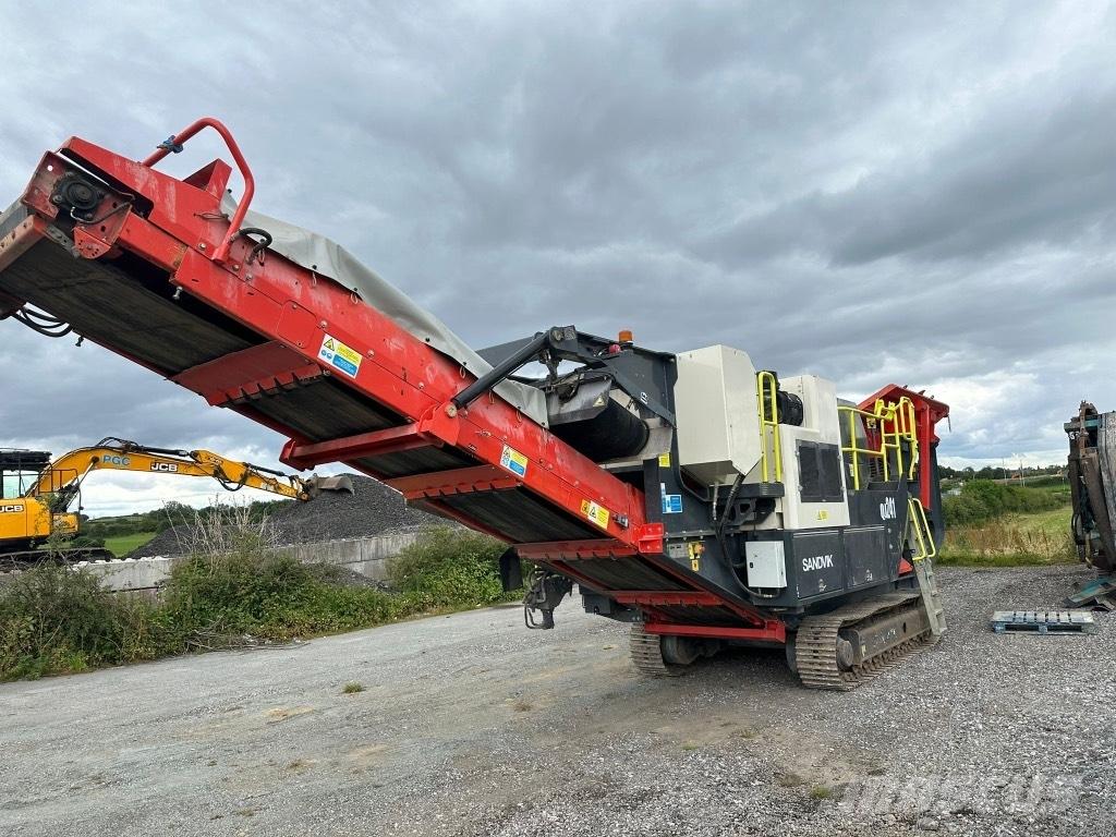 Sandvik QJ 241 移动式破碎机