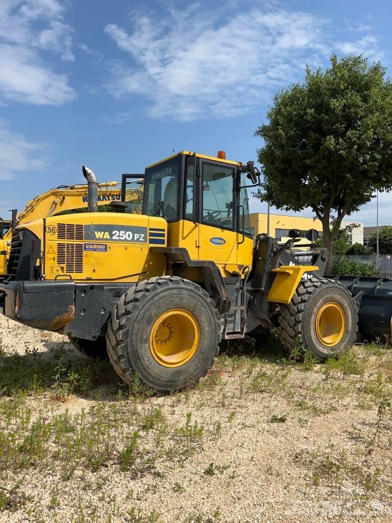 Komatsu WA 250 PZ-6 轮式装载机