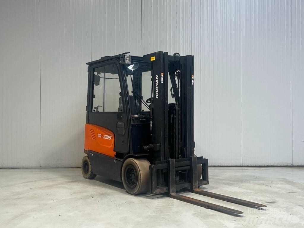 Doosan B25X-7 电动叉车