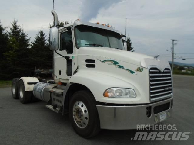 Mack CXU 613 牵引车