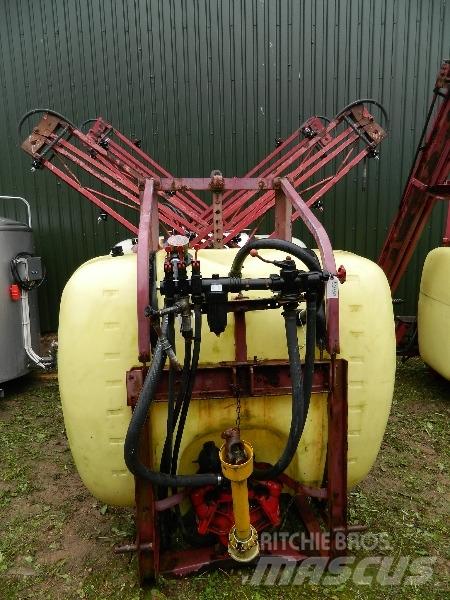 Hardi 800 牵引式喷雾机