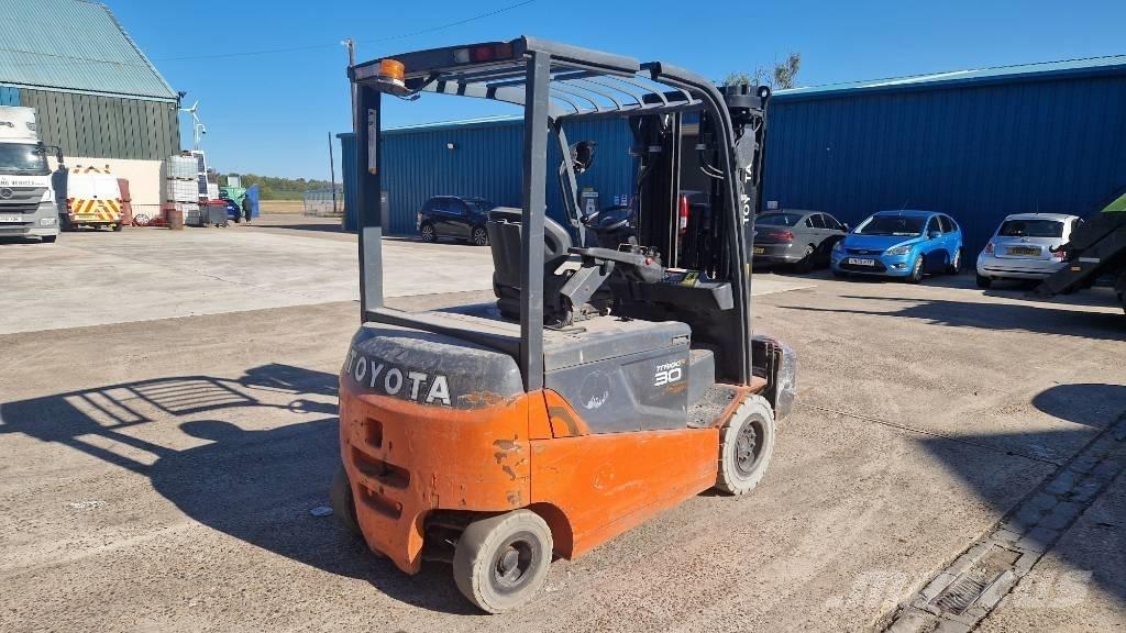 Toyota 8 FBMT 30 电动叉车