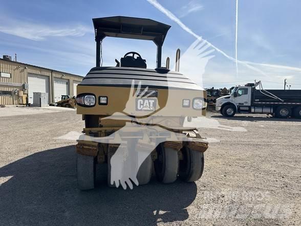 CAT CW14 胶轮压路机