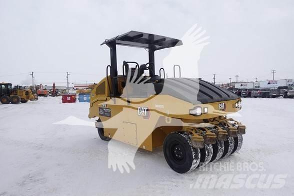 CAT CW16 胶轮压路机