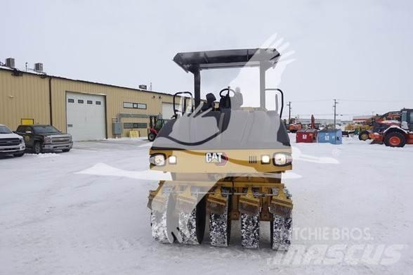 CAT CW16 胶轮压路机