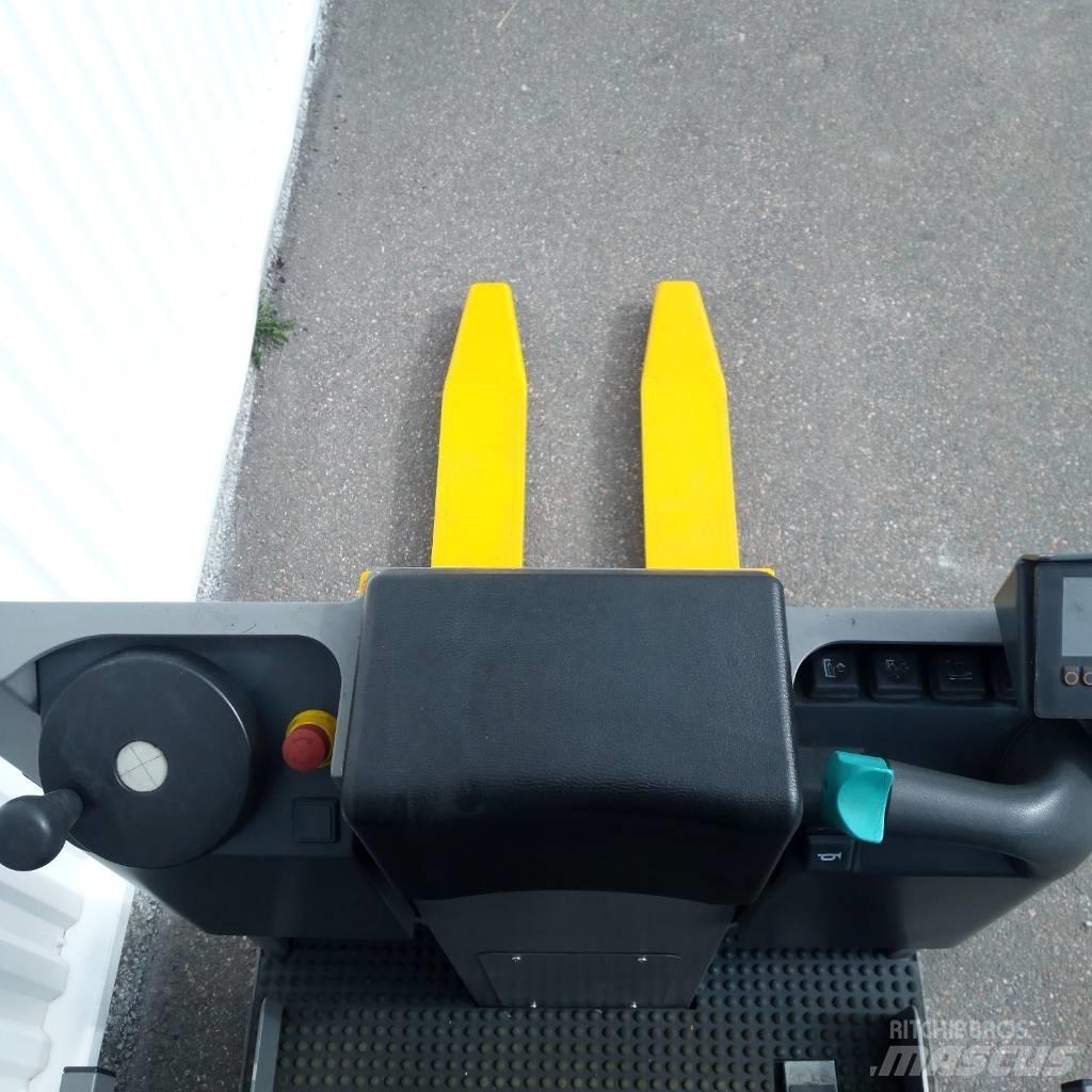 Jungheinrich EKS 110 中端式装载机