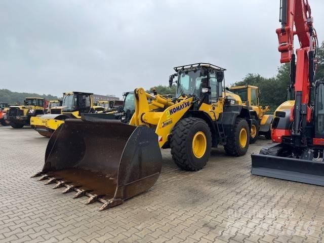 Komatsu WA 320 轮式装载机