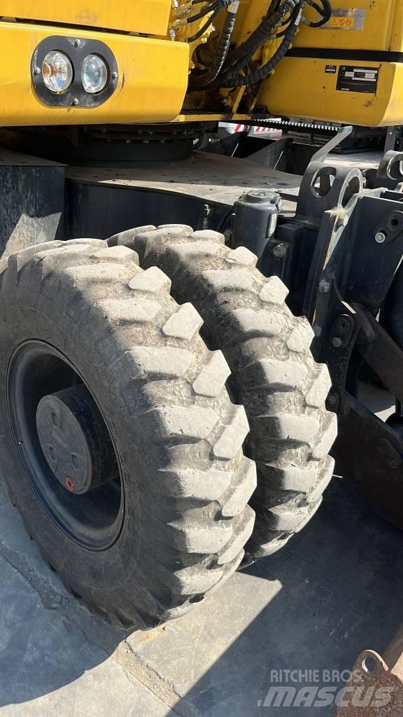 Komatsu PW 158-11 轮式挖掘机