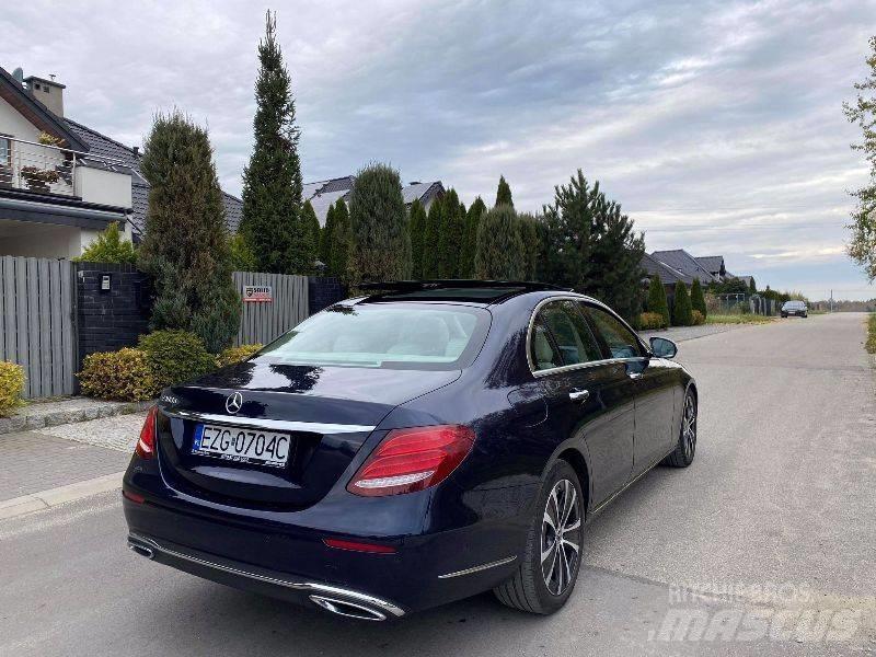 Mercedes-Benz E 300D 汽车