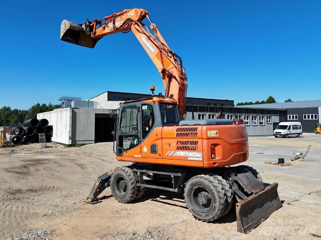 Doosan DX 140 W 轮式挖掘机