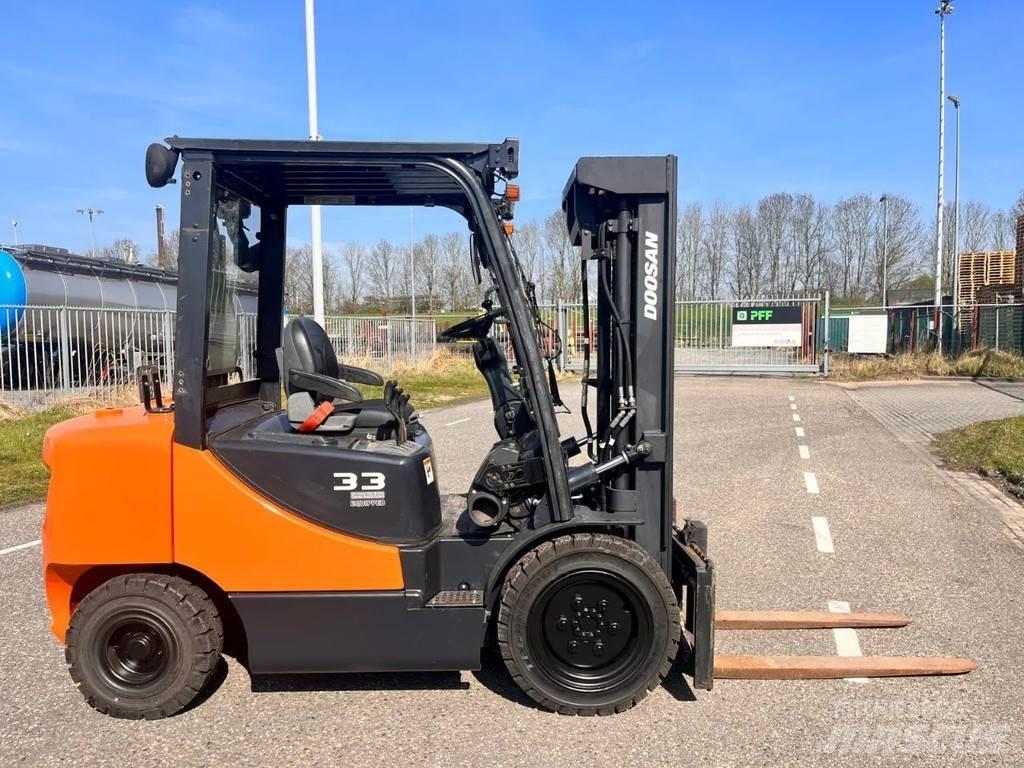 Doosan D33S- 7 柴油叉车