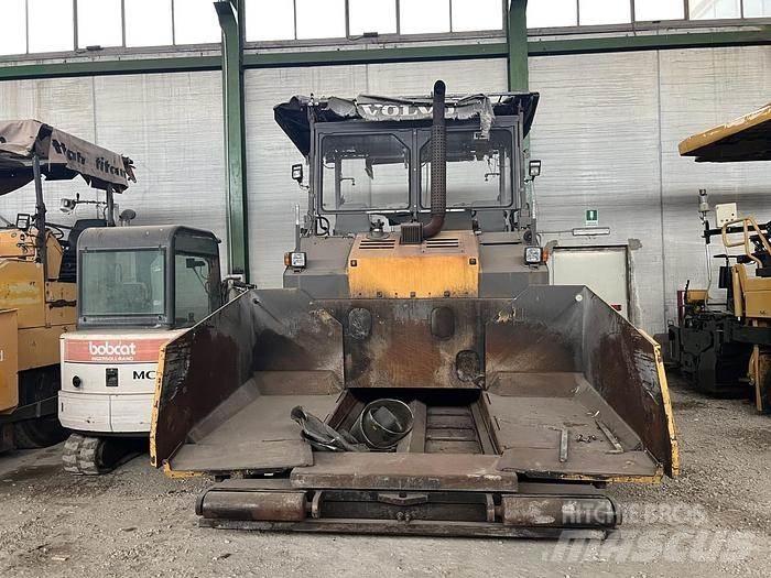 Volvo ABG 6870 沥青摊铺机