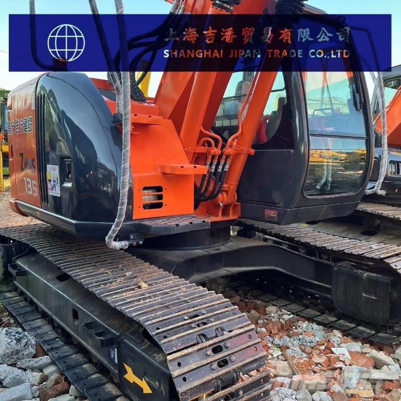 Hitachi ZX 135 中型挖掘机