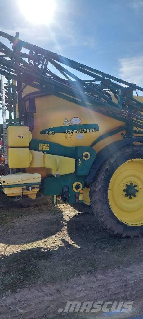 John Deere 840 牵引式喷雾机