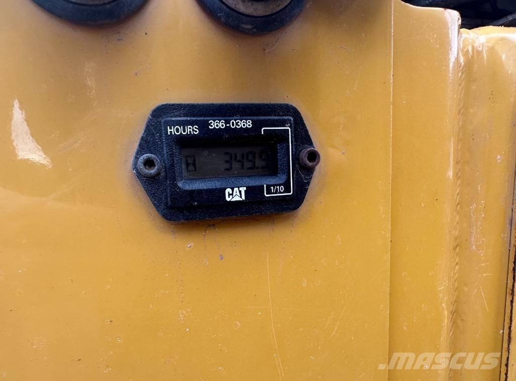 CAT CB 1.7 双轮压路机