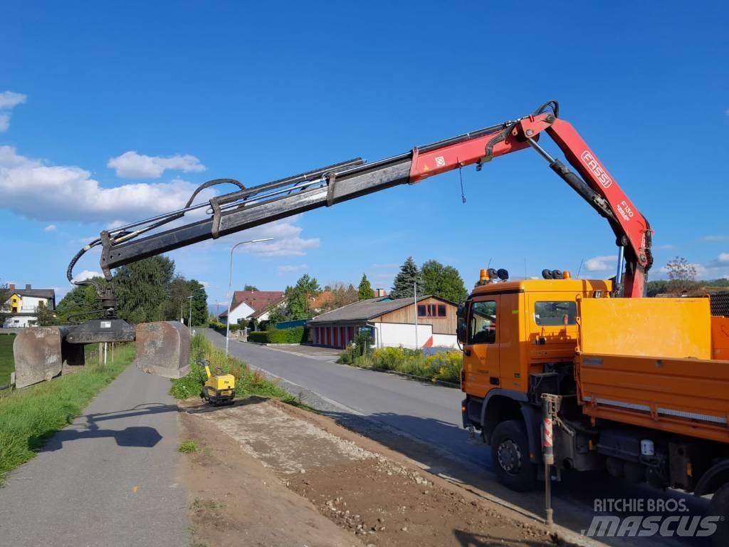 Fassi 130 随车折臂吊