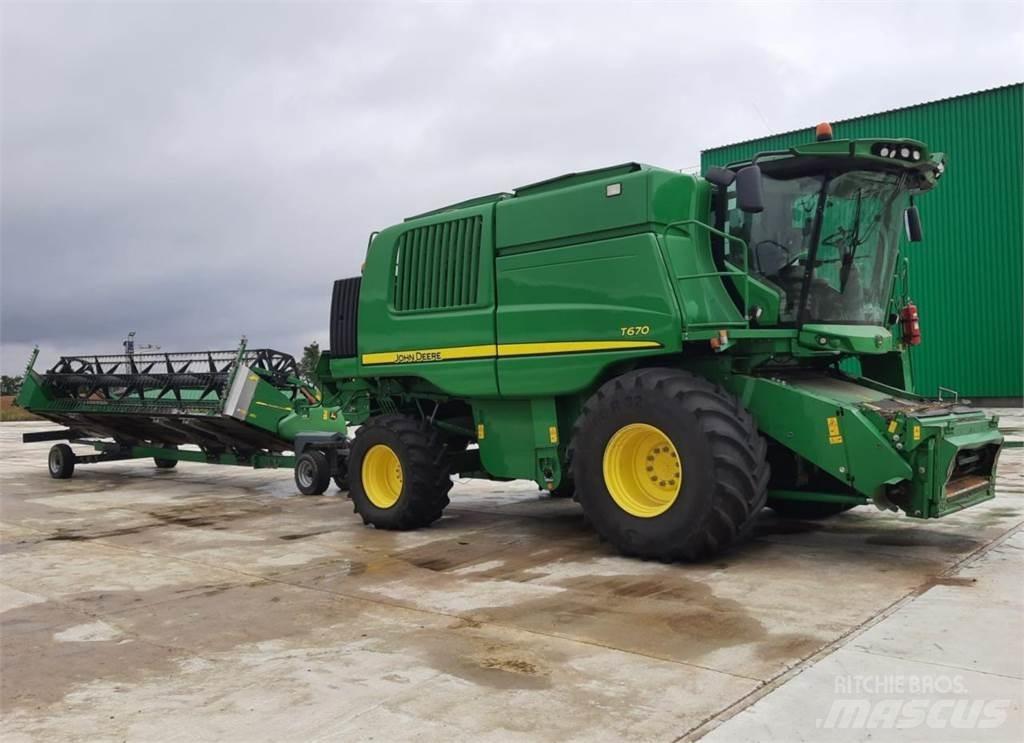 John Deere T670 联合收割机