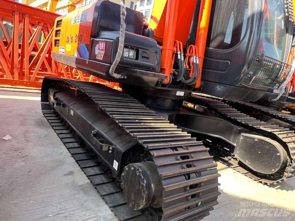 Hitachi ZX200 履带挖掘机