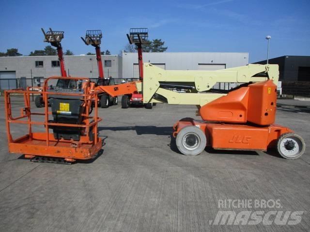 JLG E400 AJP (817) 自走式伸缩臂升降机