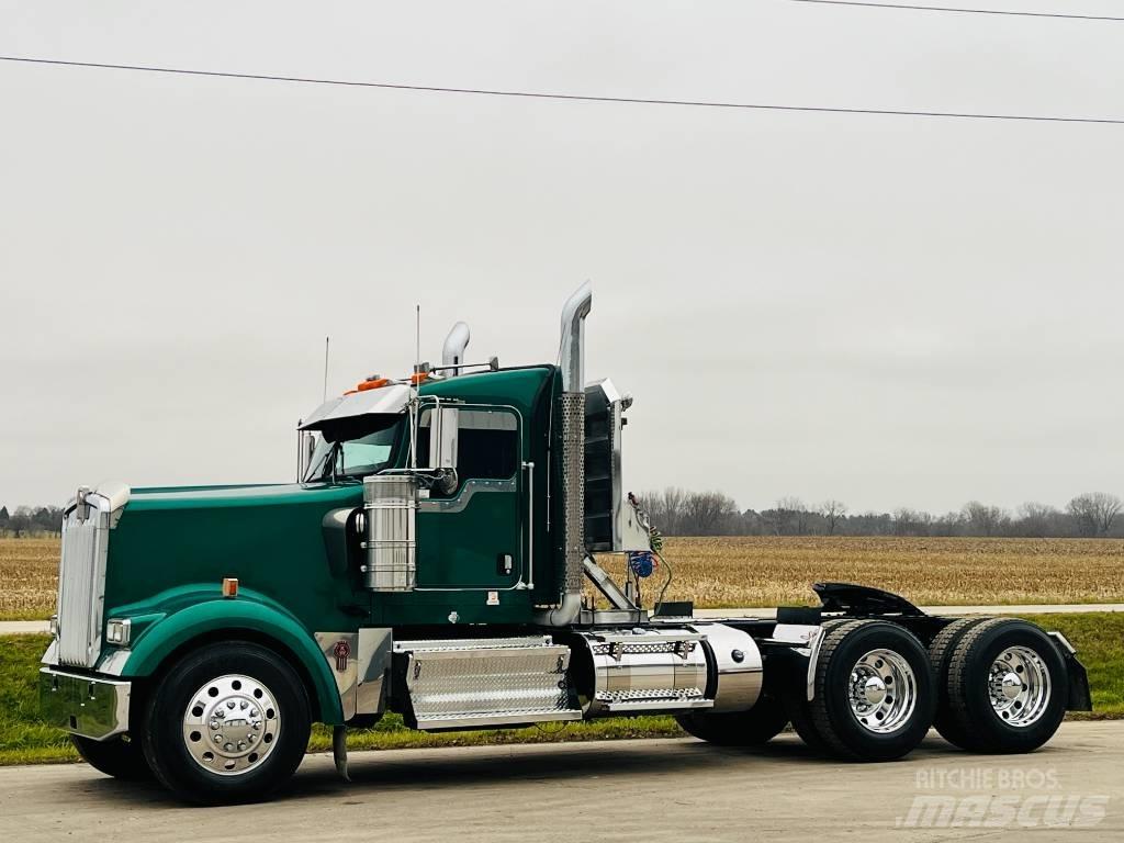 Kenworth W 900 牵引车
