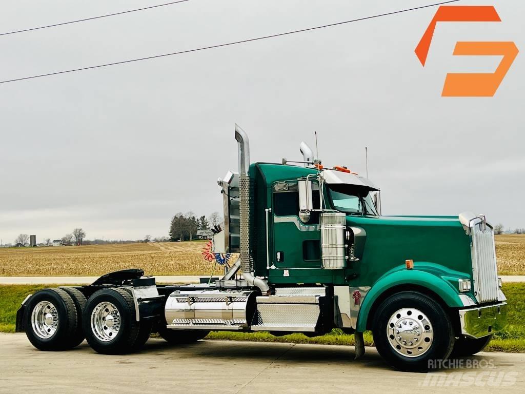 Kenworth W 900 牵引车