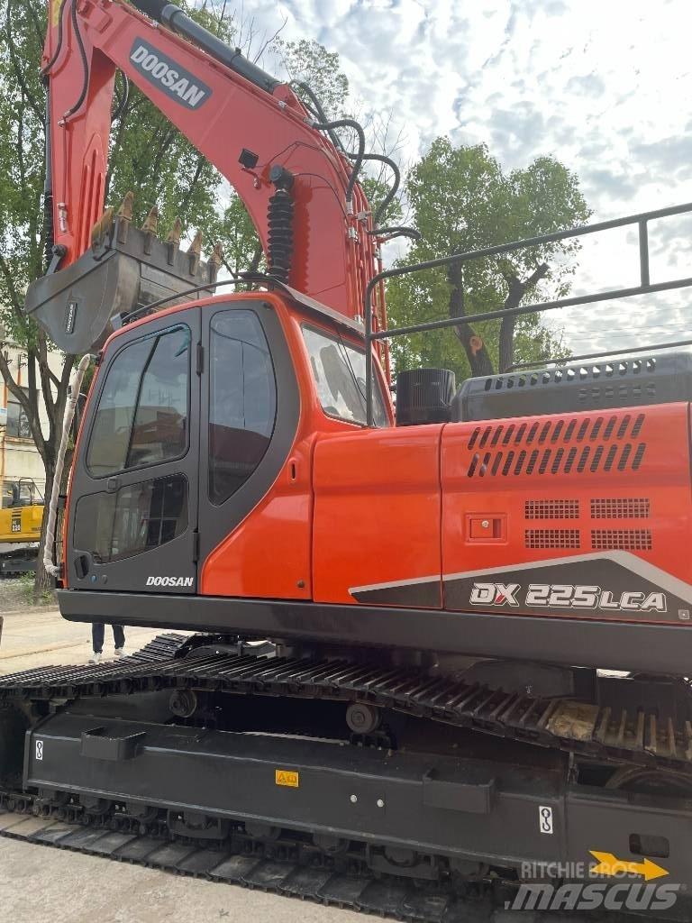 Doosan DX 225 中型挖掘机