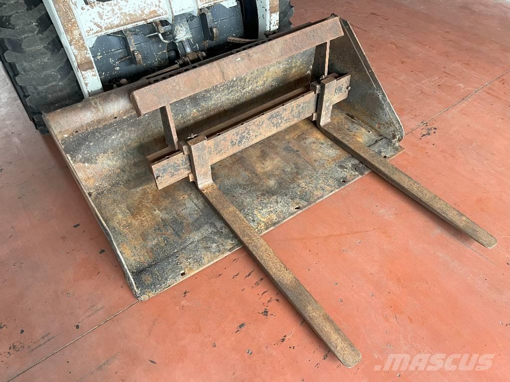 Bobcat 853 滑移装载机