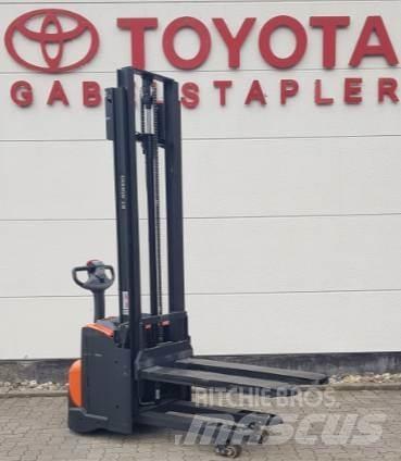 Toyota SWE120L 手推堆垛车