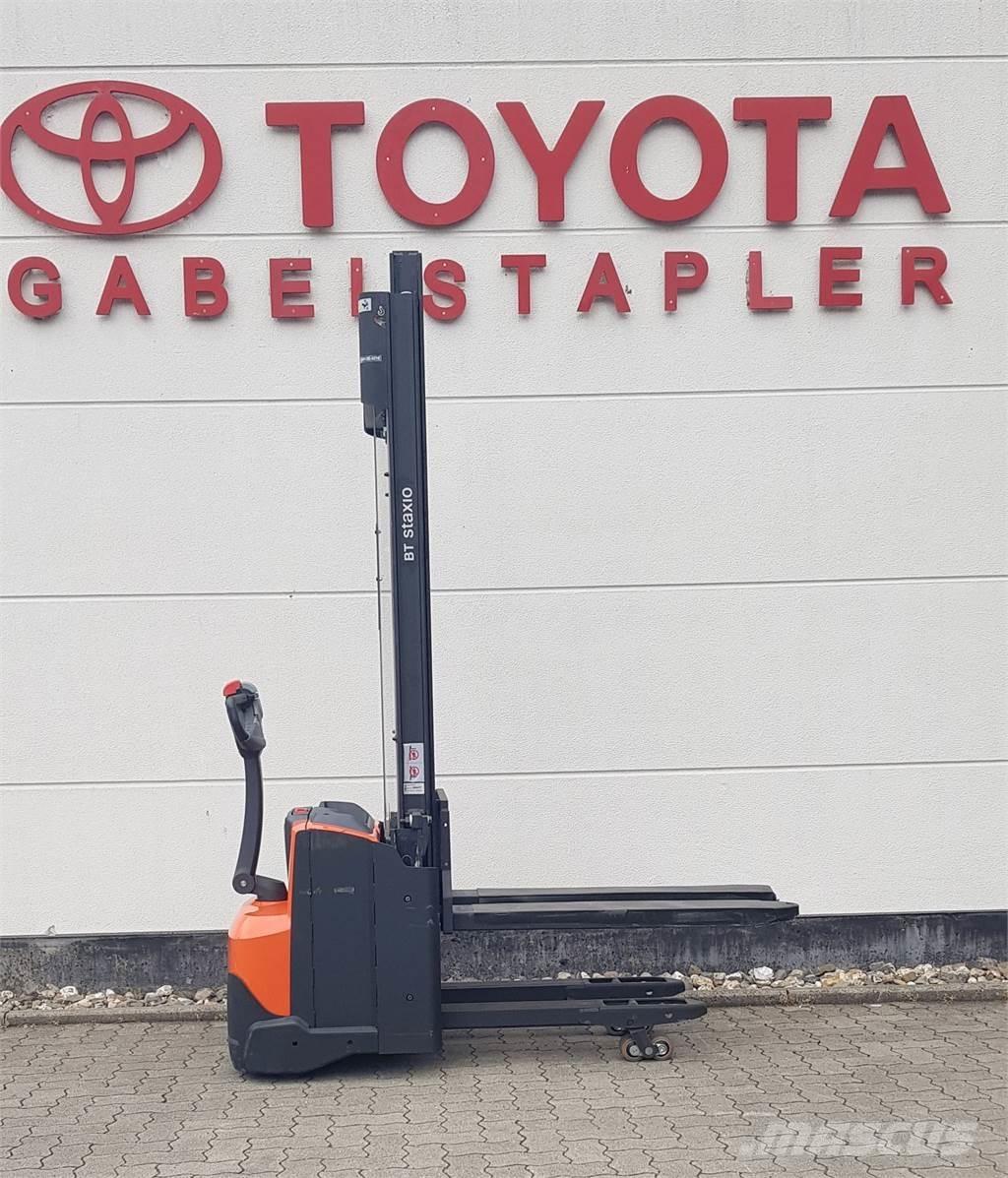 Toyota SWE120L 手推堆垛车